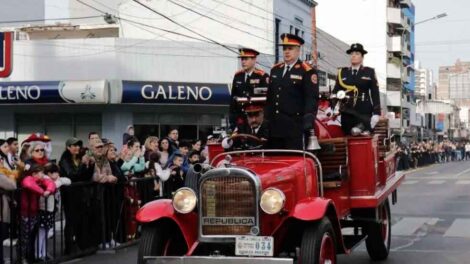 Buenos Aires: Desfile federativo de los Bomberos Voluntarios