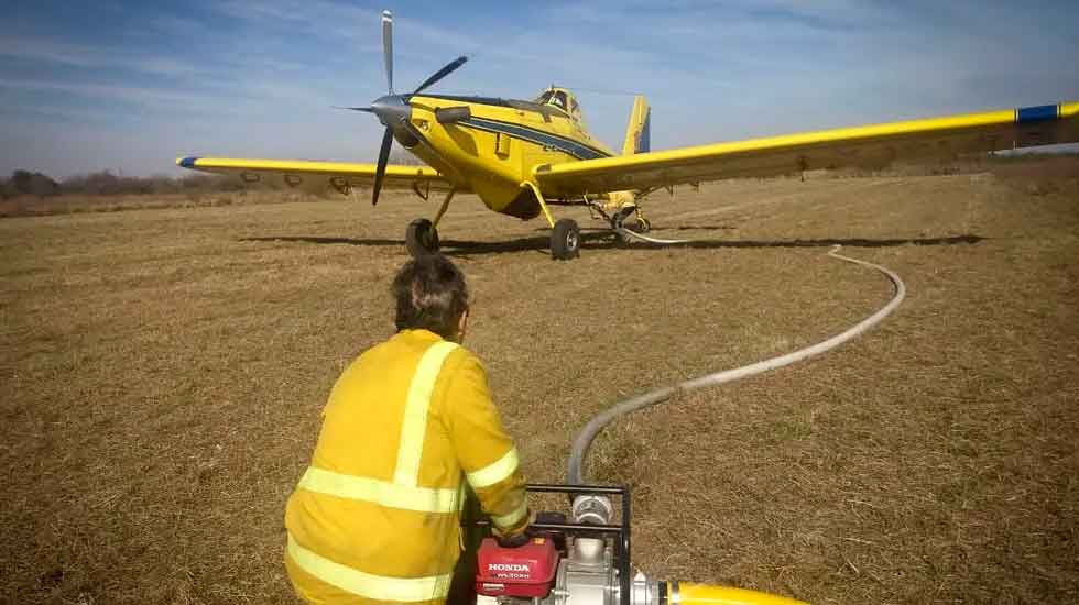 Bomberos combaten este lunes un incendio forestal en La Calera