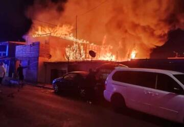 Tres bomberos lesionados en Incendio afectó tres casas