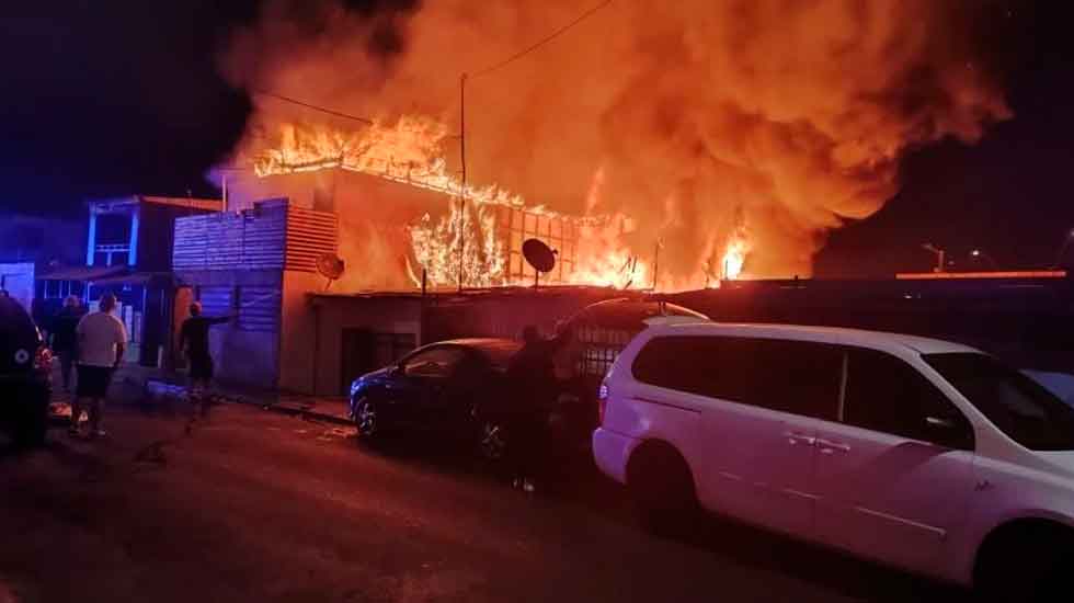 Tres bomberos lesionados en Incendio afectó tres casas