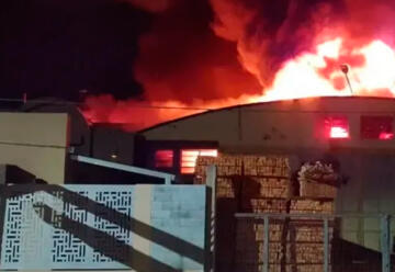 Más de 25 dotaciones en un incendio en una maderera en Luján