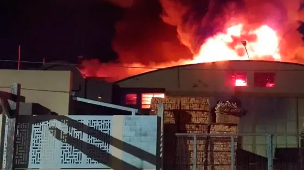 Más de 25 dotaciones en un incendio en una maderera en Luján