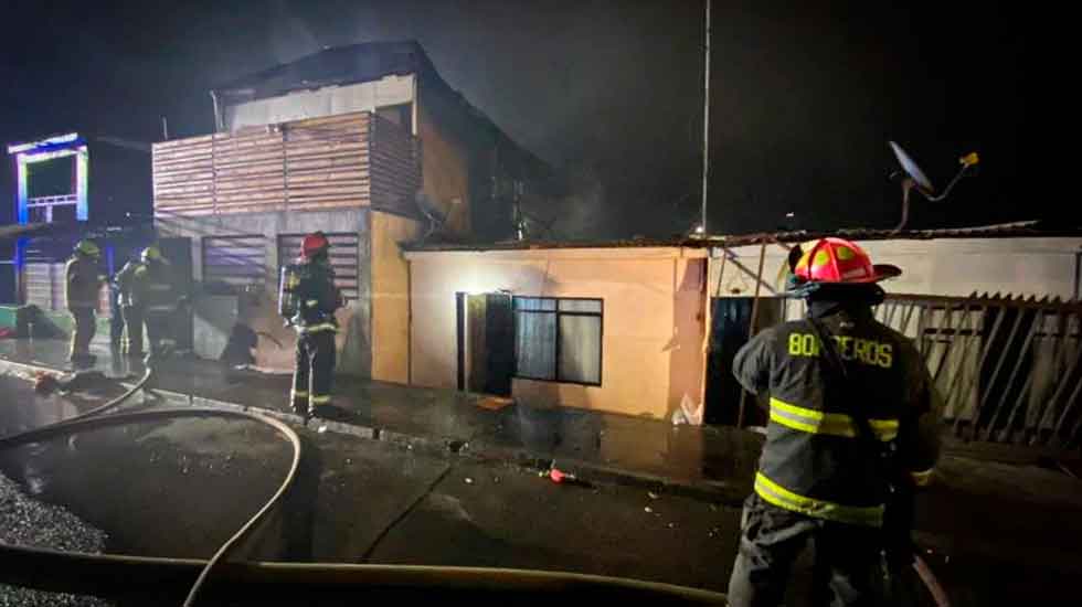 Tres bomberos lesionados en Incendio afectó tres casas