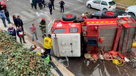 Camión de bomberos voluntarios de Maipú chocó y volcó