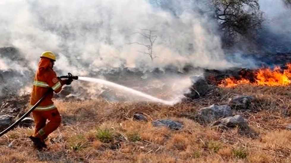 Bomberos contuvieron un foco de incendio en Mina Clavero