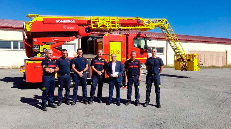 Presentaron el nuevo camión autoescala de los bomberos