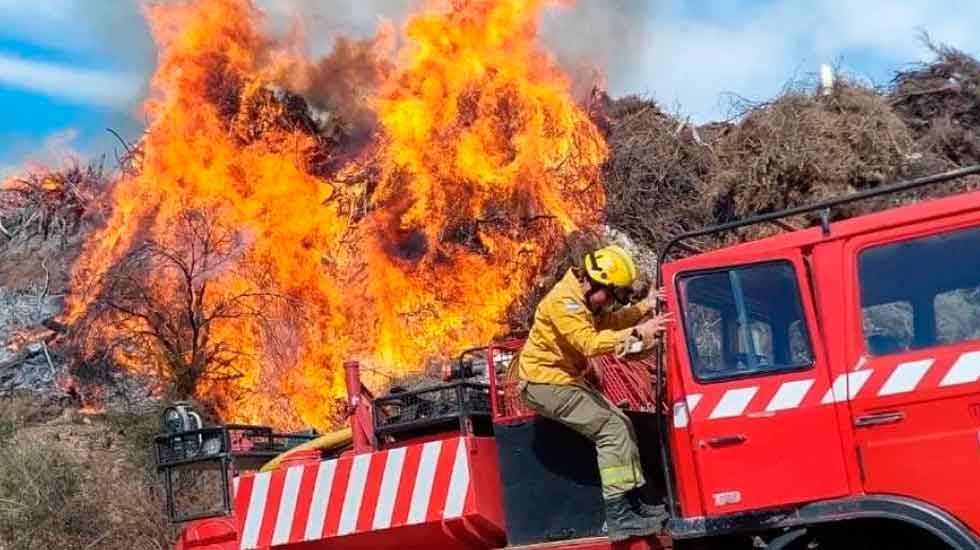 Un bombero resultó herido en un incendio en Villa de Merlo