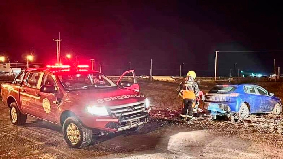 Bomberos asistieron a varios vehículos encajados en calles anegadas