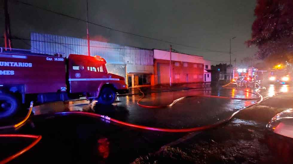 Tres bomberos heridos en Incendio en maderera de Quilmes