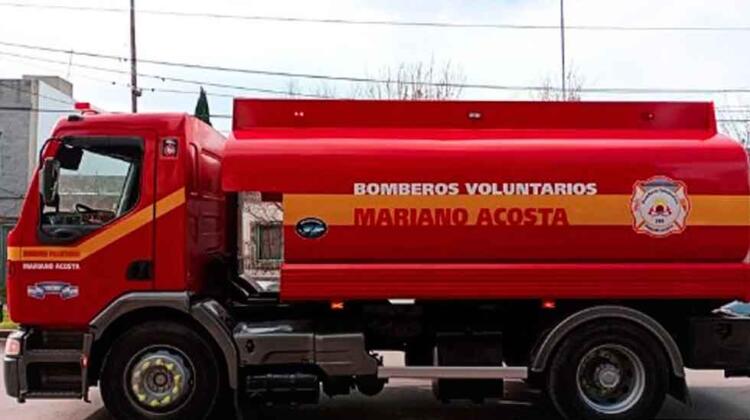 Bomberos Voluntarios Mariano Acosta incorporan nuevo cisterna