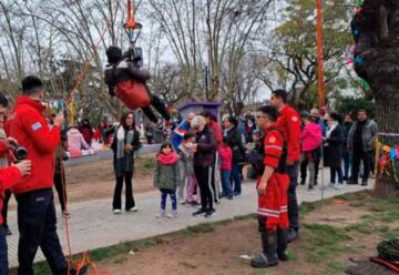 Los Bomberos de Quilmes agasajan a los niños en su día