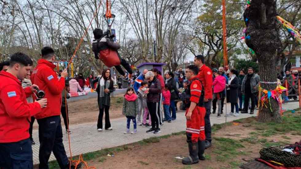 Los Bomberos de Quilmes agasajan a los niños en su día