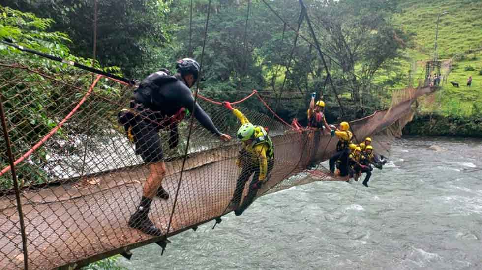 Práctica de bomberos casi termina en tragedia tras colapso de puente