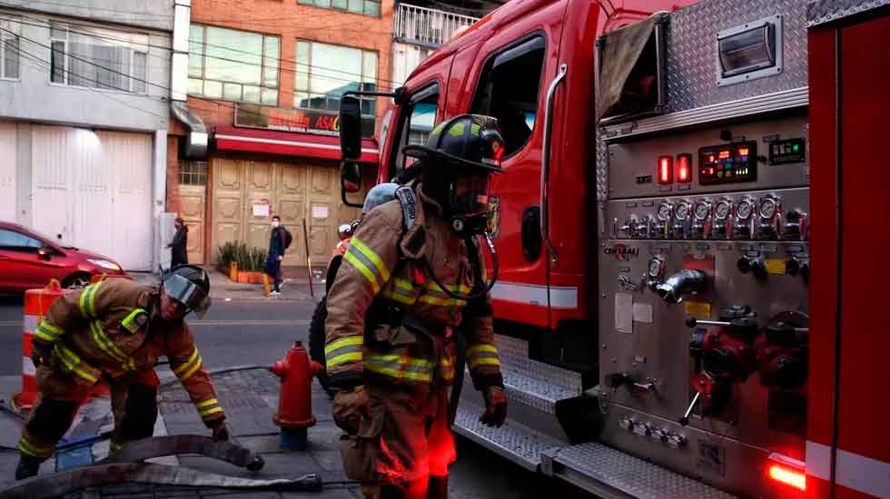 Bomberos fueron usados como recreacionistas en fiesta infantil