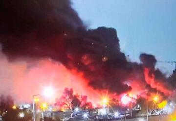 Un bombero lesionado deja incendio de fábrica en La Granja