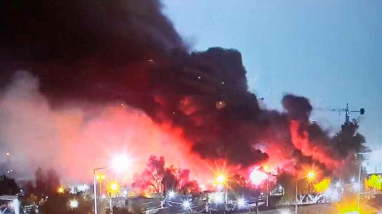 Un bombero lesionado deja incendio de fábrica en La Granja