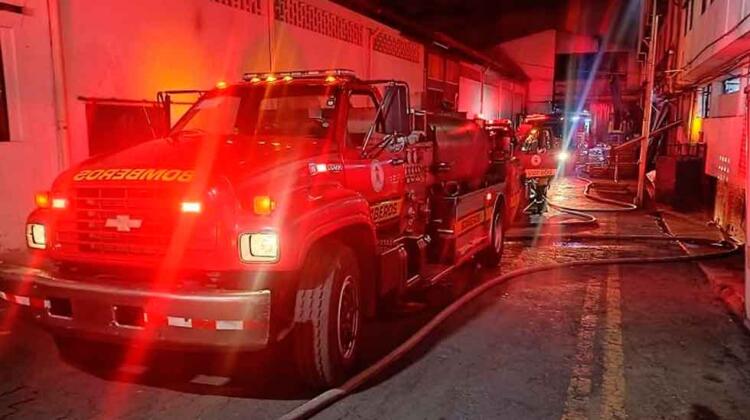 Bomberos Quito controló un incendio en una fábrica