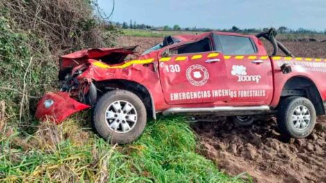 Volcamiento de vehículo de CONAF deja a cuatro personas lesionadas