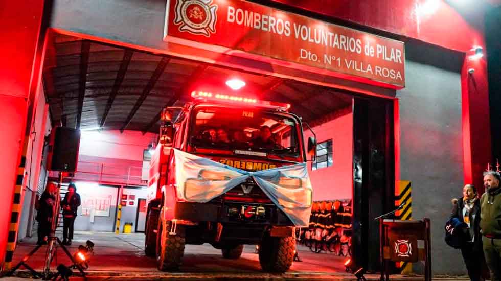 Los Bomberos Voluntarios de Pilar presentaron su nuevo móvil