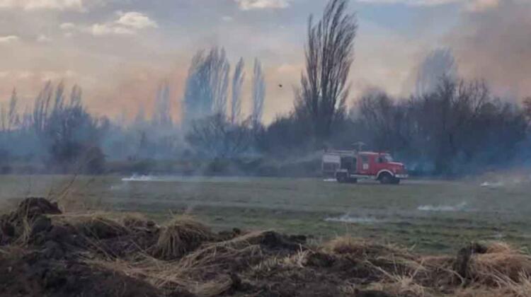 Varias dotaciones de bomberos sofocaban voraz incendio en el Valle