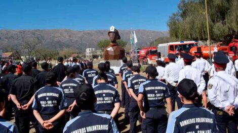Emotiva inauguración de la escultura homenaje a Bomberos Voluntarios
