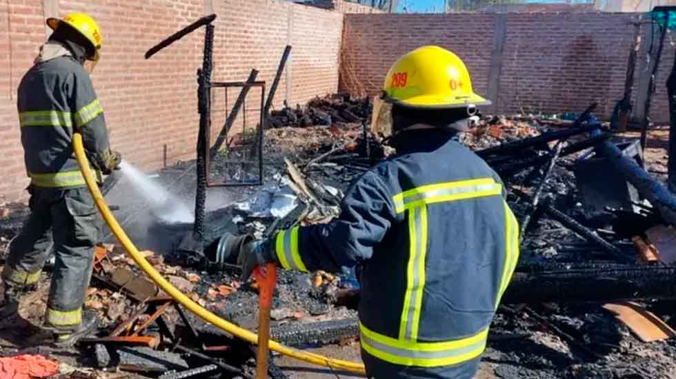 Un bombero terminó accidentado mientras apagaba un incendio