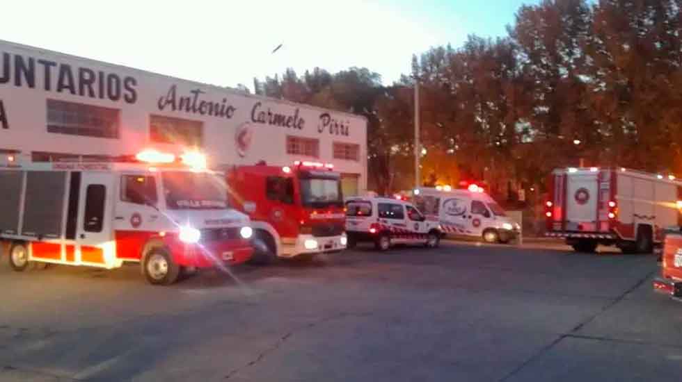 Bomberos de Villa Regina realizaron una sentada a modo de reclamo