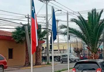 Roban bandera chilena desde el frontis de cuartel de Bomberos