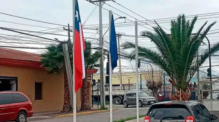 Roban bandera chilena desde el frontis de cuartel de Bomberos