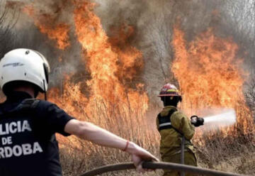 Los bomberos combaten el fuego en el norte provincial