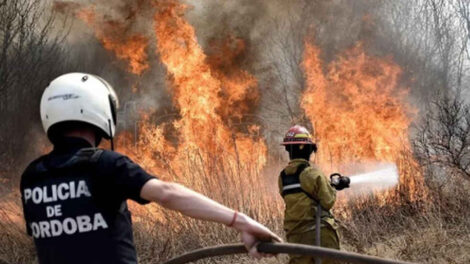 Los bomberos combaten el fuego en el norte provincial