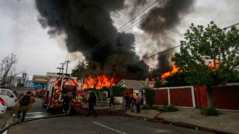 Gran incendio afecta a fábrica de plásticos en La Cisterna