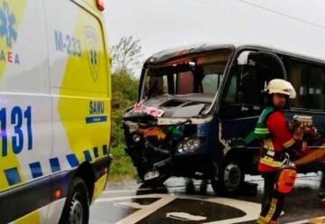 Varios lesionados deja colisión entre microbús y carro de bomberos