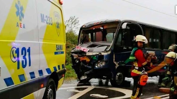 Varios lesionados deja colisión entre microbús y carro de bomberos