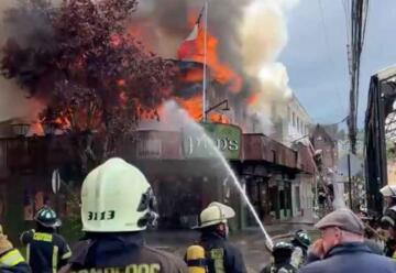 Incendio afecta a 3 locales comerciales en pleno centro de Puerto Varas