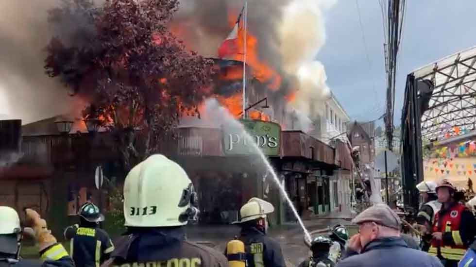 Incendio afecta a 3 locales comerciales en pleno centro de Puerto Varas