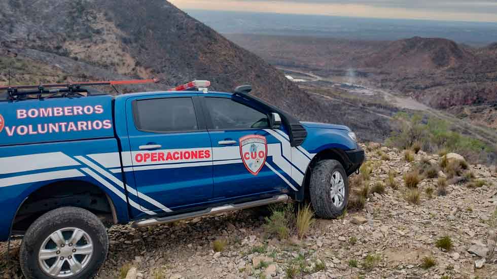 Bomberos Voluntarios combaten inundaciones e incendios forestales