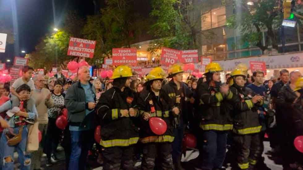Los bomberos marcharon por las calles exigiendo financiamiento