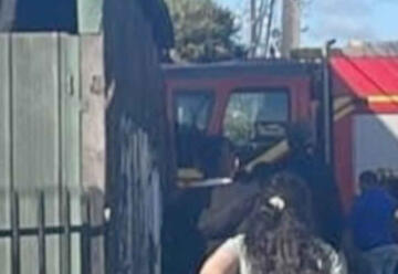 Camión de Bomberos se estrella contra una casa