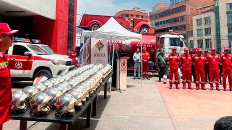 Bomberos de Antofagasta La Paz reciben donación de cascos