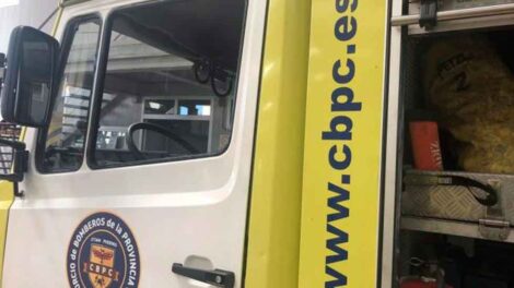 Dos bomberos de Cádiz heridos en incendio de un barco