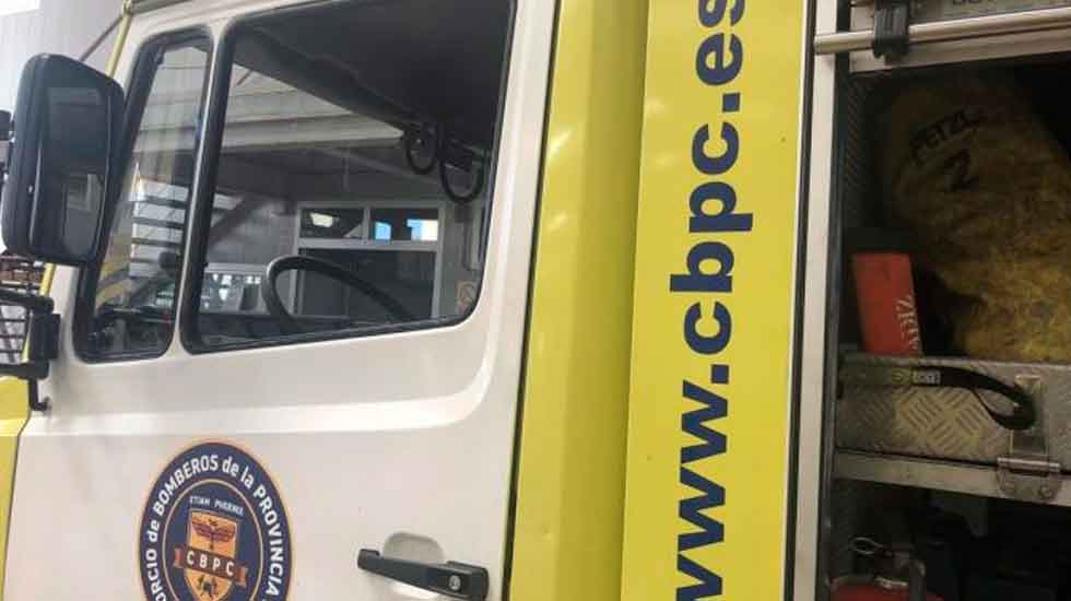 Dos bomberos de Cádiz heridos en incendio de un barco