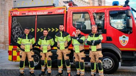 Bomberos de Badajoz estrenarán 150 trajes de rescate en dos años