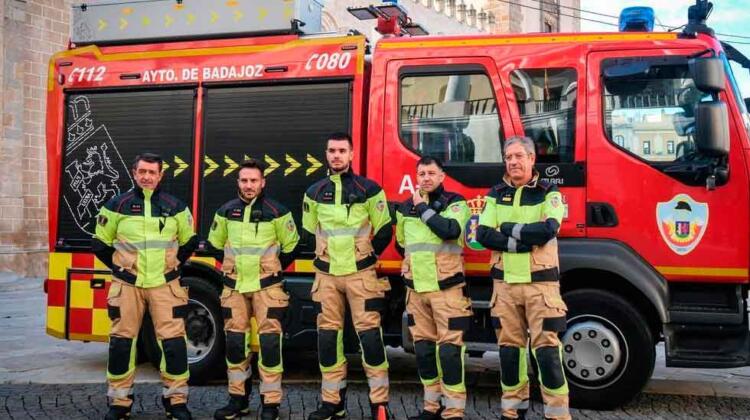 Bomberos de Badajoz estrenarán 150 trajes de rescate en dos años