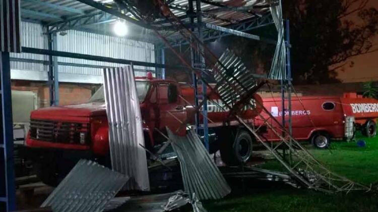 Antena de unos 70 metros cae sobre cuartel de bomberos
