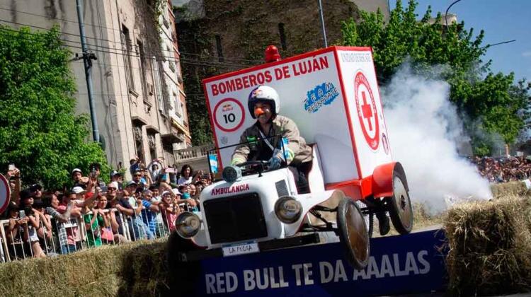 Bomberos de Luján ganaron la Carrera de Autos Locos
