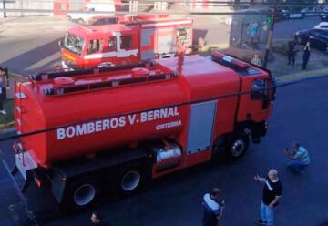 Bomberos de Bernal reciben un nuevo camión cisterna