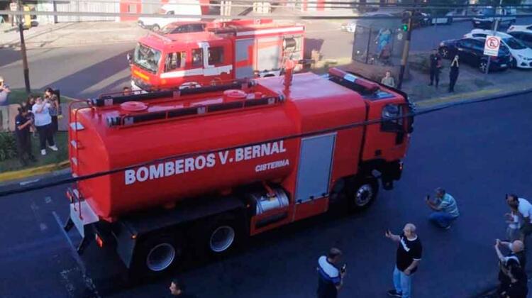 Bomberos de Bernal reciben un nuevo camión cisterna
