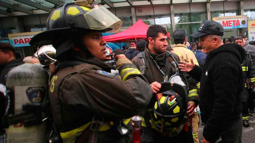 Más de 2.000 bomberos subieron a pie la torre del Costanera Center