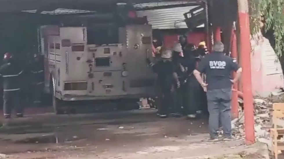 Un camión de bomberos se incrustó en un restaurante 